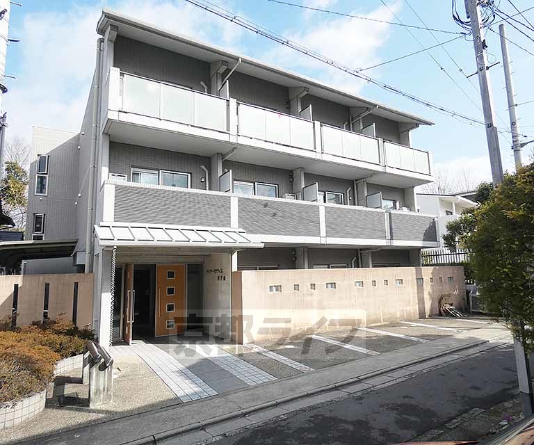 京都市左京区吉田泉殿町のマンションの建物外観