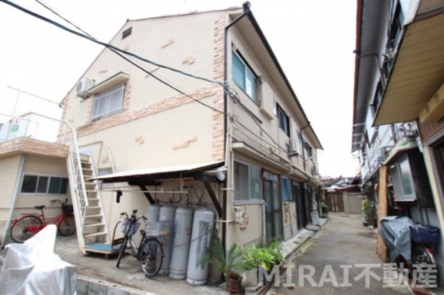 富田林市本町のアパートの建物外観