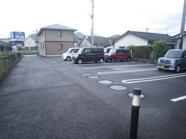 【姶良市東餅田のアパートの駐車場】