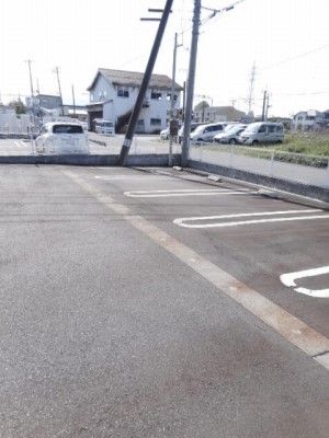 【柏崎市宝町のアパートの駐車場】