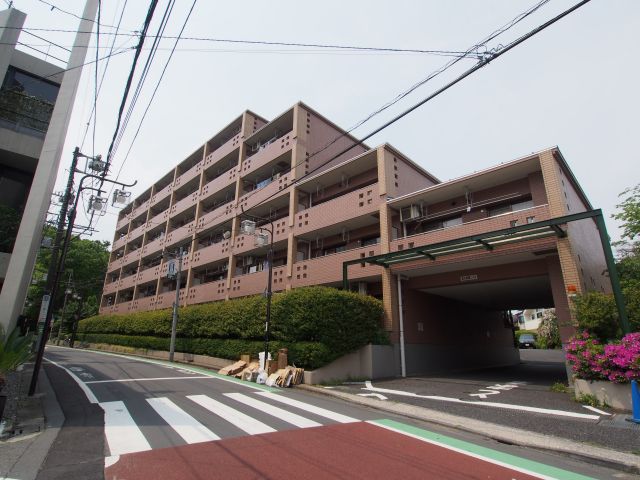 【渋谷区富ヶ谷のマンションの建物外観】