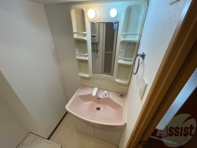 洗面設備　シャンプードレッサー。身支度はここでばっちりですね。