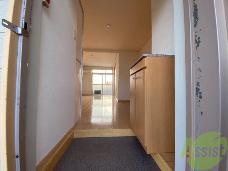 玄関　玄関を入るとダイニングにすぐ行けますよ。