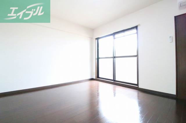 居室・リビング　同物件別部屋の写真です