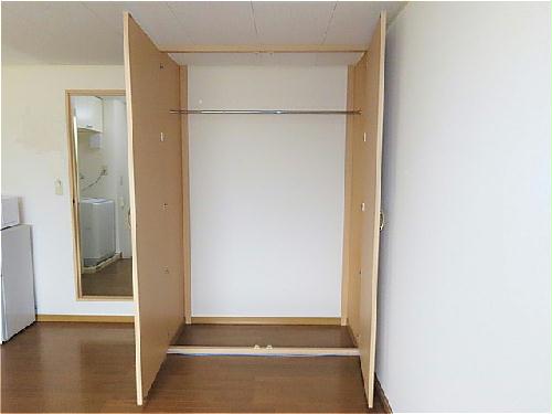 収納　居間に大きい収納スペースがあります