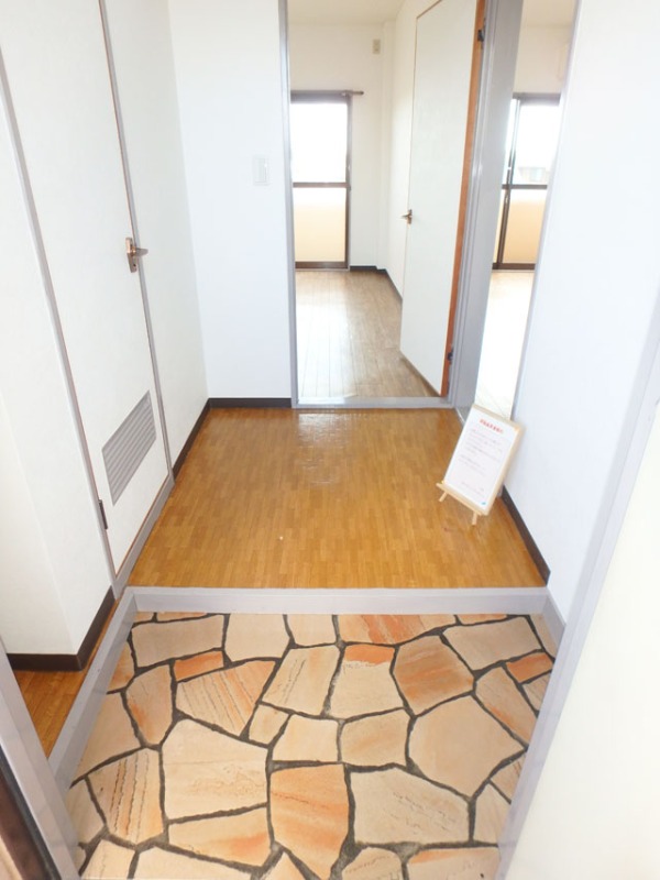 玄関　タイルが魅力的ですね