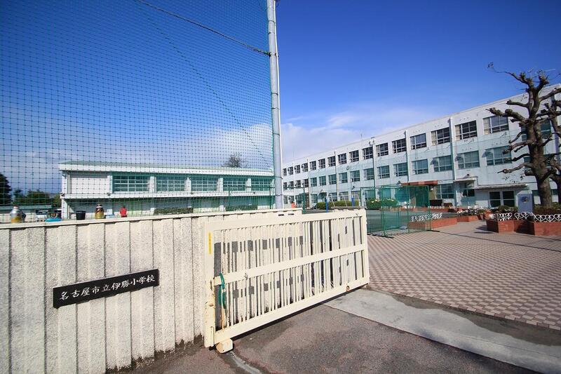 小学校　名古屋市立伊勝小学校（小学校）まで271m