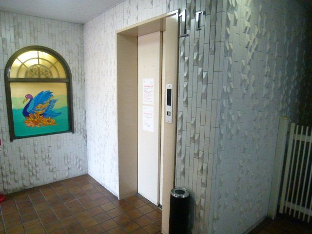 ロビー　エレベーターあります
