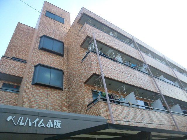 建物外観　鉄骨造４階建て