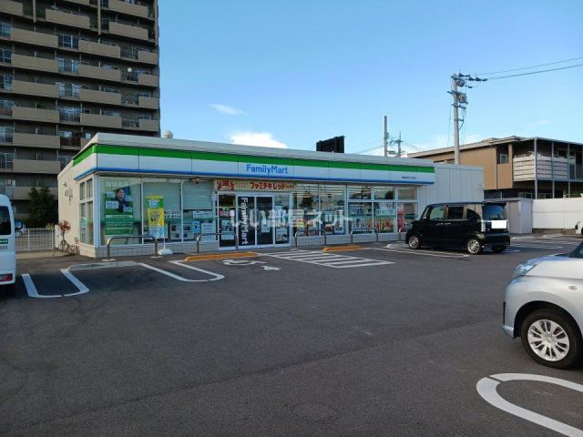 コンビニ　ファミリーマート 徳島沖浜三丁目店（コンビニ）まで310m