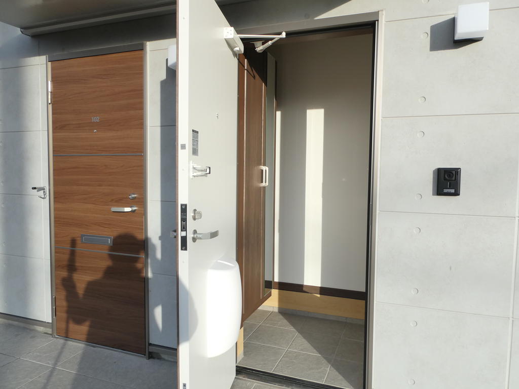 玄関　同物件別部屋(同タイプ間取り)のものです。