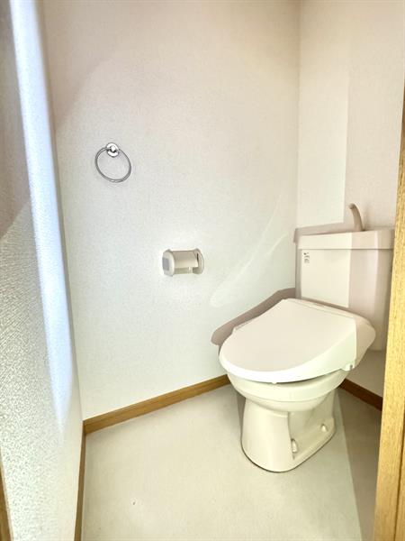 トイレ　タオル掛けも付いてます！