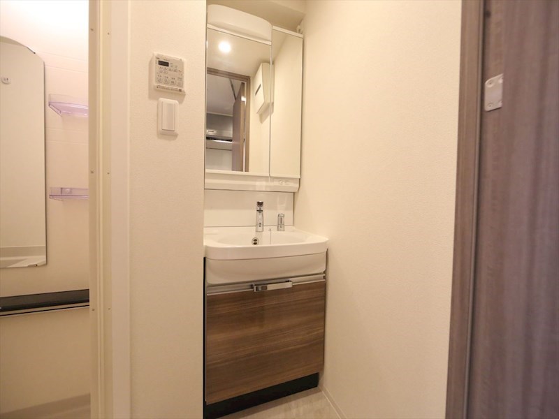 洗面設備　脱衣所　独立洗面台（シャンプードレッサー付）収納スペース有