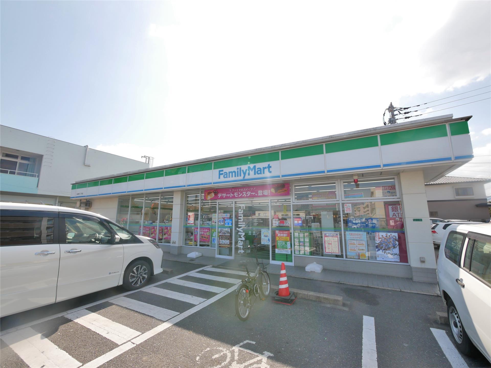 コンビニ　ファミリーマート小倉南方二丁目店（コンビニ）まで300m