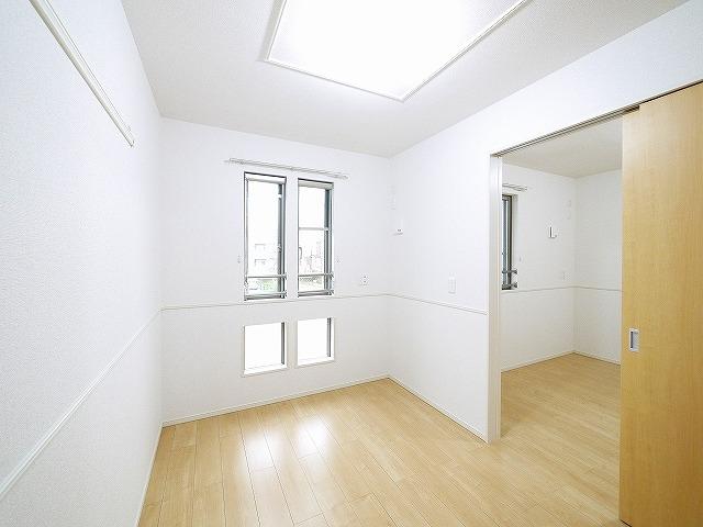 その他部屋・スペース　落ち着いて過ごせるお部屋なので、寝室にいかがでしょうか