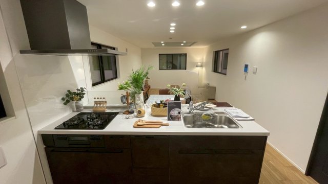 キッチン　★3口ガスコンロのシステムキッチンでお料理もはかどります★