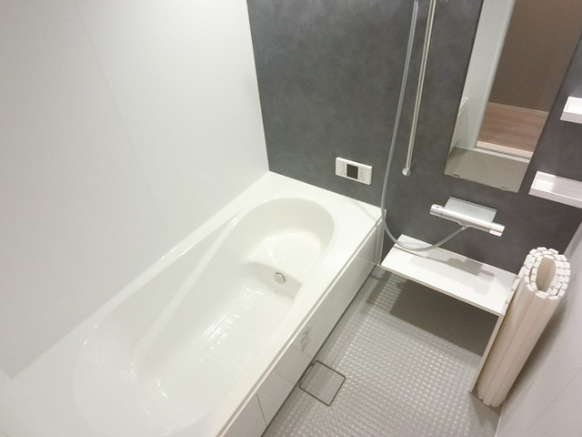 バス・シャワールーム　浴室乾燥機付き広めなお風呂です。