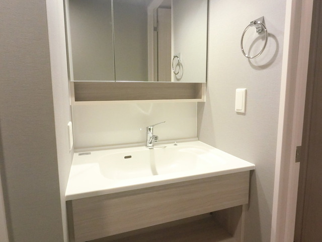 洗面設備　三面鏡付きカウンター洗面