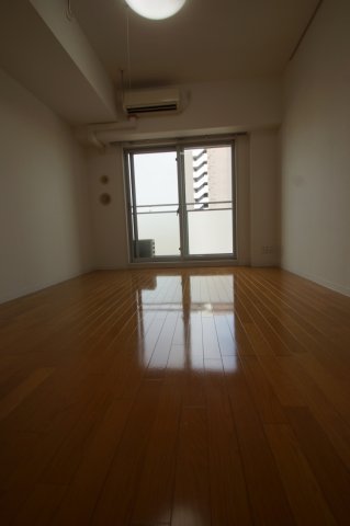 居室・リビング　落ち着いた色合いの床材を使用した居住空間です。