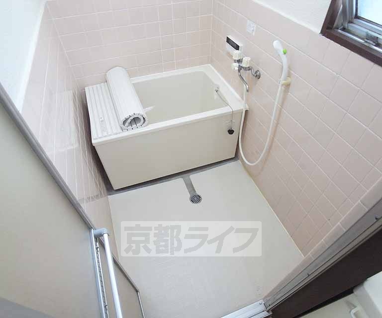 バス・シャワールーム　お部屋によりお風呂の入れ替えなどもされています。