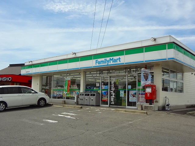 コンビニ　ファミリーマート長崎空港通り店（コンビニ）まで697m