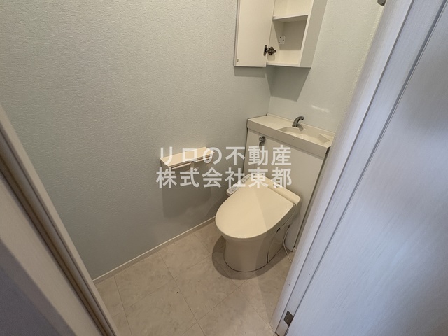 トイレ　白基調で清潔感のあるトイレです♪