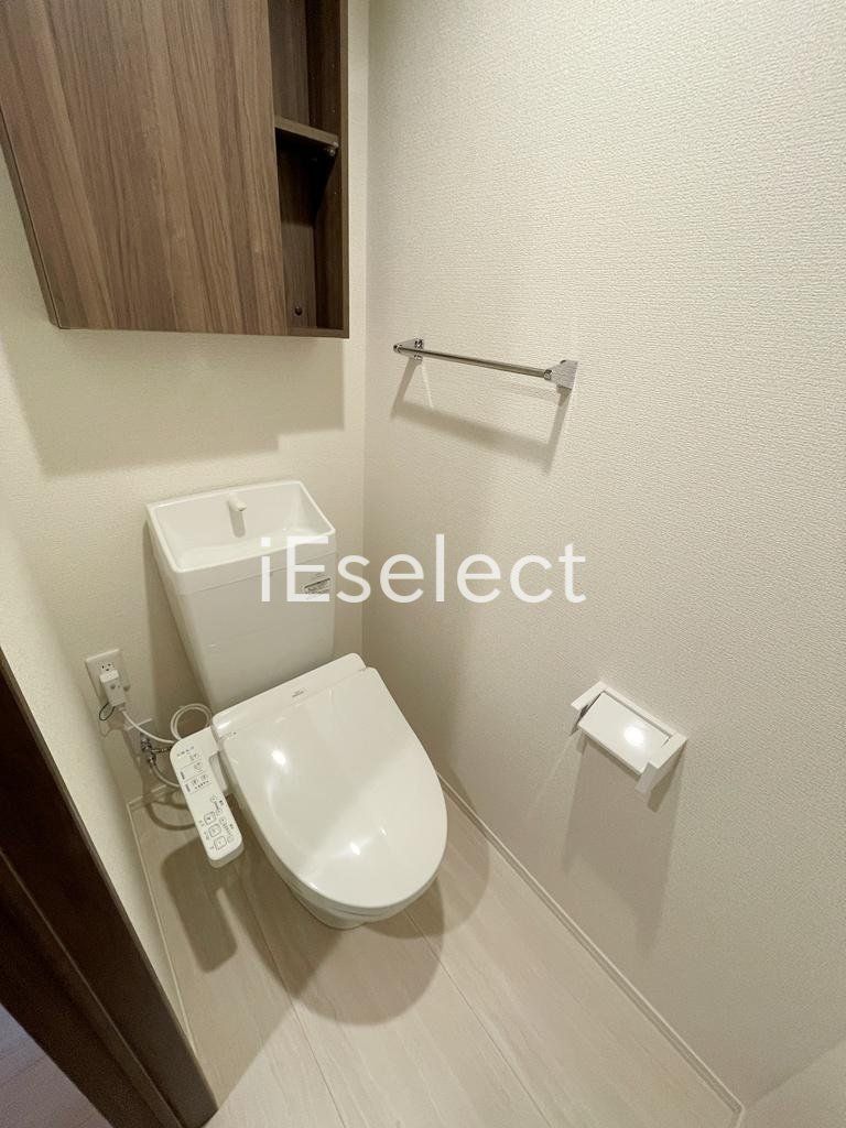 トイレ　温水洗浄便座付きのトイレです?