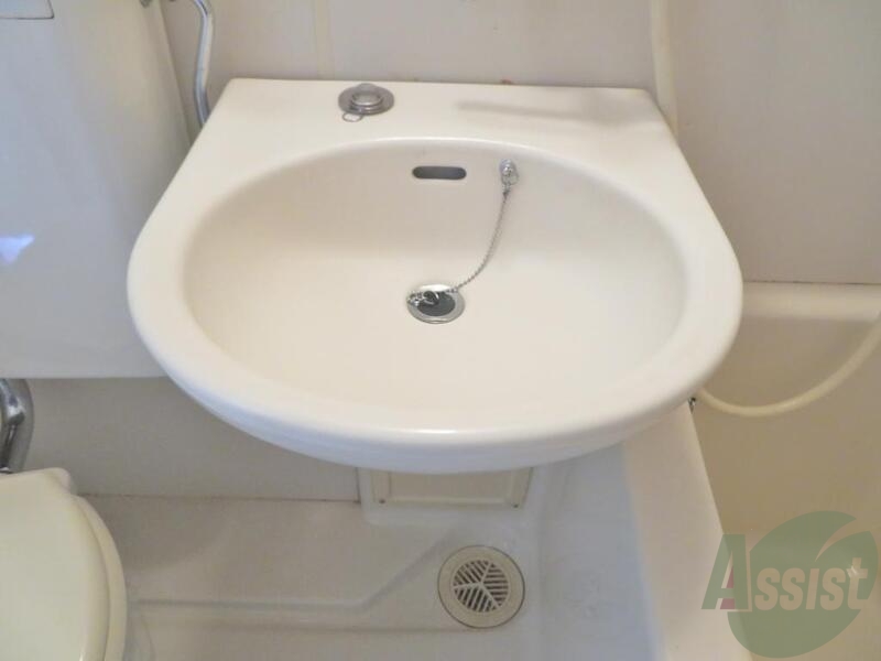 洗面設備　シャワーを浴びながらここも清掃すると一石二鳥ですね。