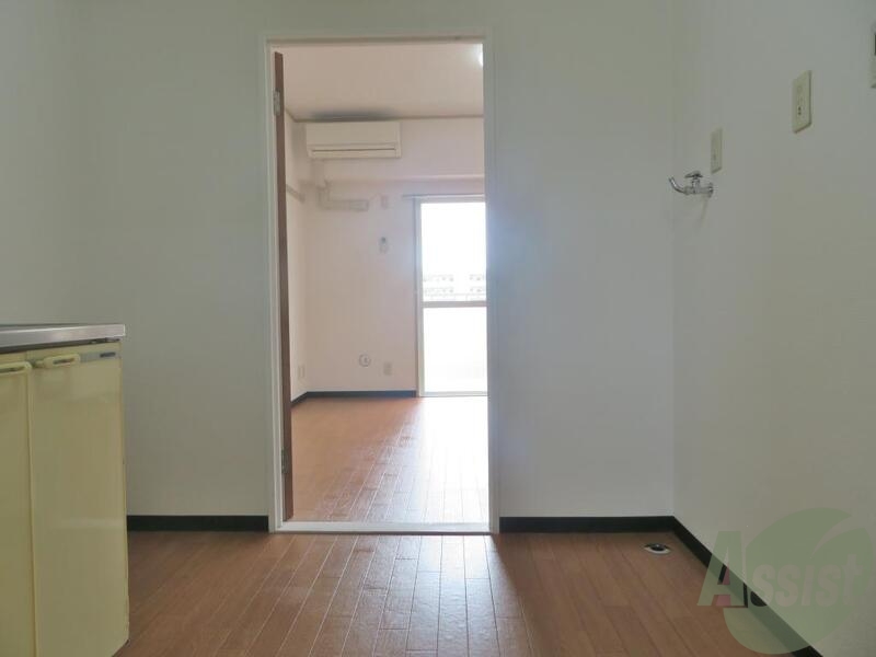 玄関　玄関入ってすぐのキッチンは圧迫感がありません。