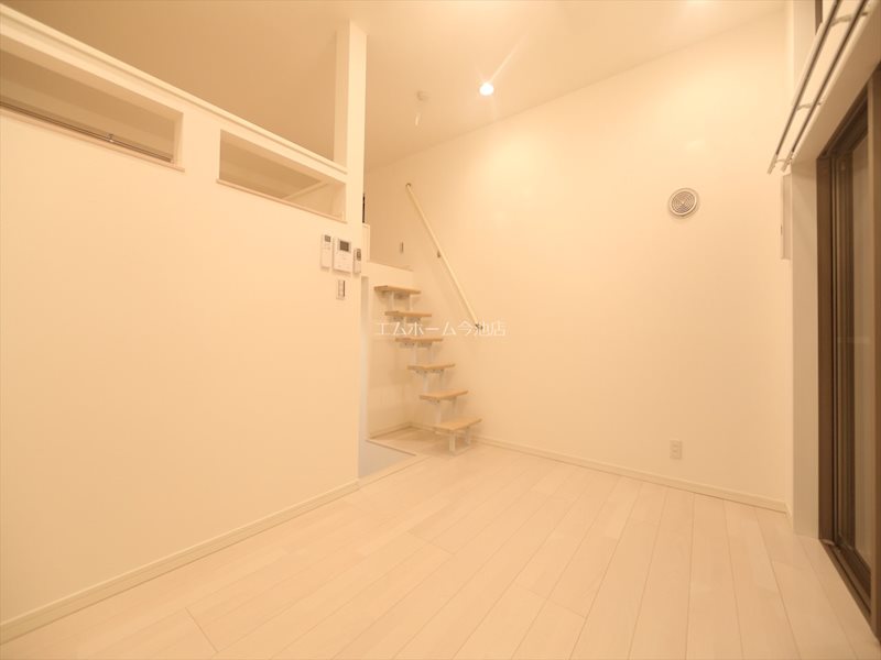 居室・リビング　洋室6帖　ロフト6帖　アコン付　バルコニーに面しています