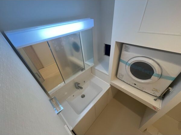 洗面設備　ゆったりとスペースのある洗面所