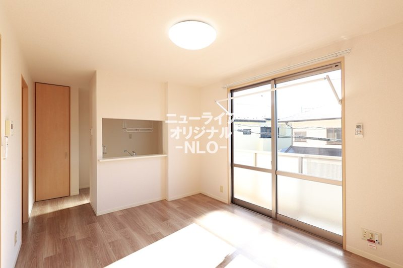 居室・リビング　対面キッチンを備えたリビング☆エアコン、照明付きです☆