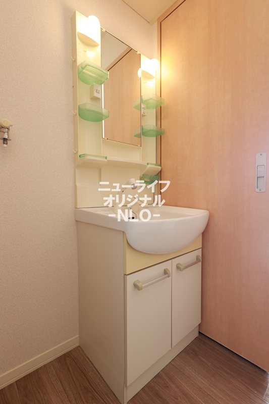 洗面設備　シャワー付き洗面台で忙しい朝の支度もラクラク☆