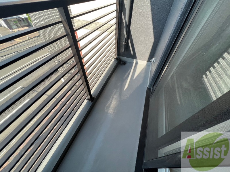 バルコニー　バルコニーは幅があり、広い印象を受けました。