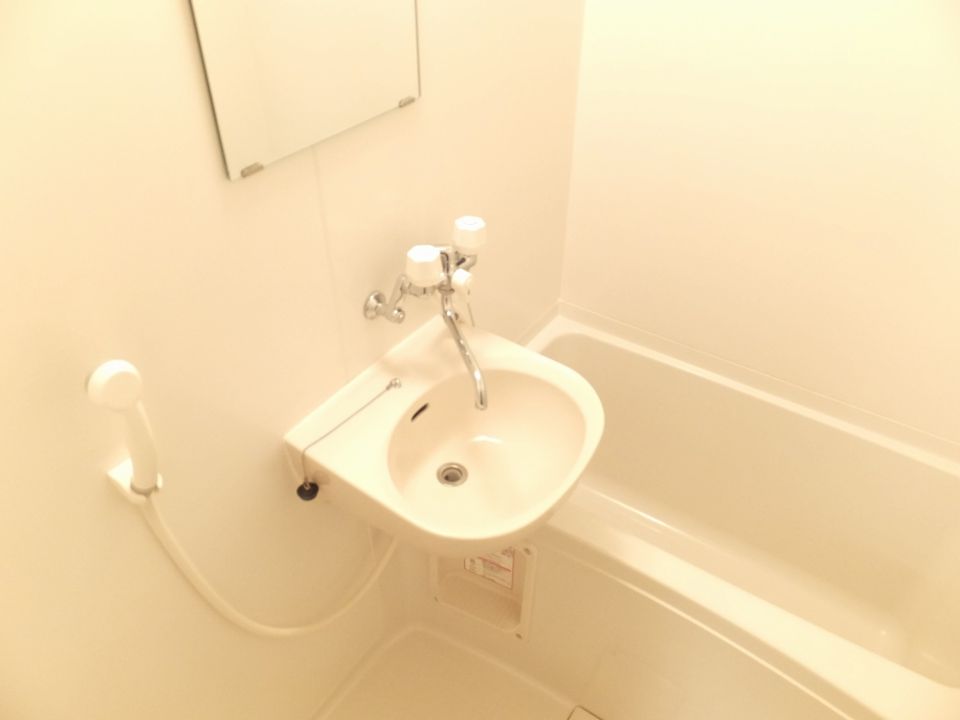 バス・シャワールーム　白を基調とした清潔感溢れる浴室です。