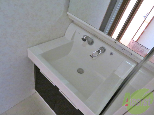 洗面設備　独立洗面台。朝の身支度はここでばっちり決めましょう。