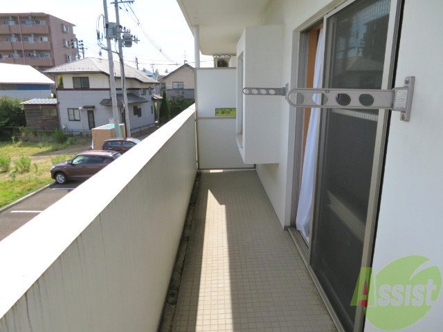 バルコニー　バルコニーは洗濯物を干すスペースが確保されていました。