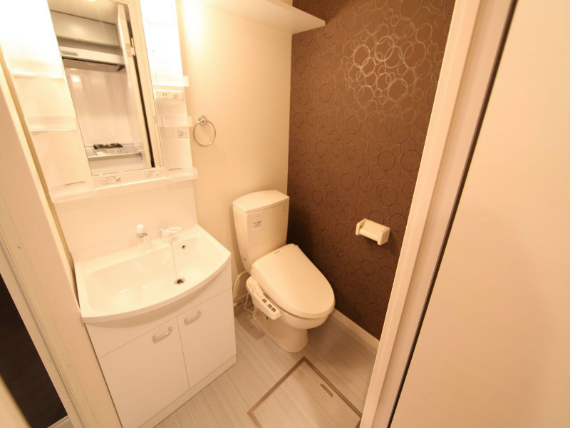 洗面設備　独立洗面台付（シャンプードレッサー付）温水洗浄便座付トイレ