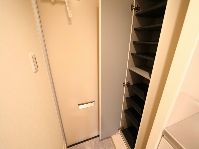 玄関　玄関　シューズボックス付（収納充実してます）