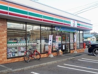 コンビニ　セブンイレブン札幌西28丁目駅前店（コンビニ）まで105m
