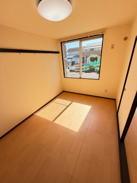 眺望　押入のある５．４帖洋室