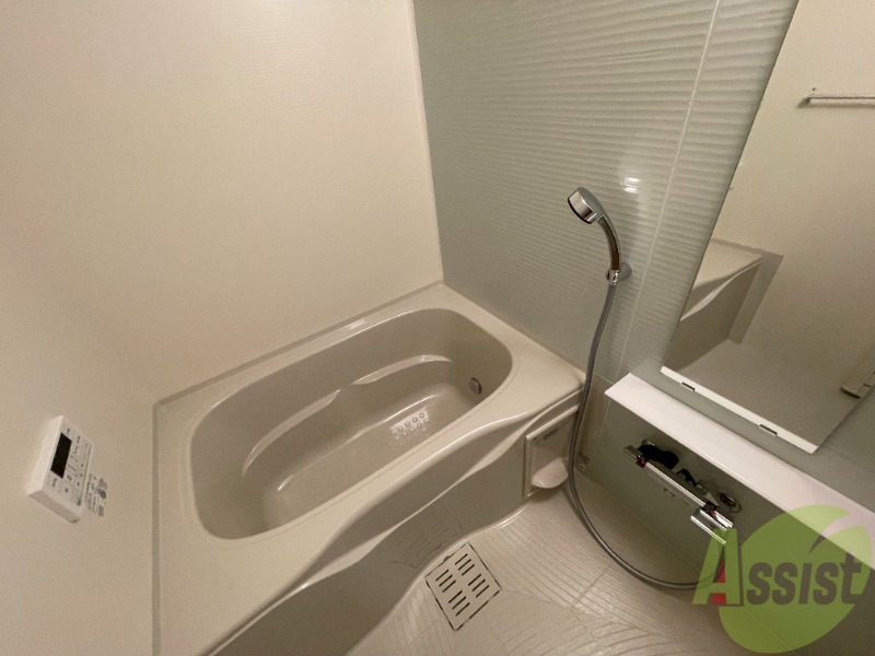 バス・シャワールーム　浴室はシンプル。一人暮らしにはちょうど良いサイズですね。