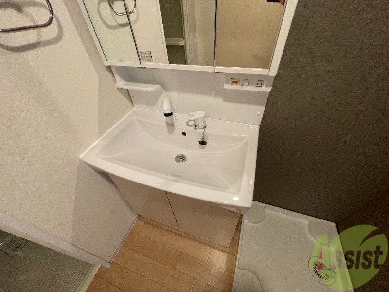 洗面設備　洗面台はシンプルなつくりで手入れがしやすそうですね。