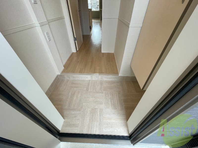 玄関　玄関からの様子です。すぐ部屋が見えないのは安心ですね。