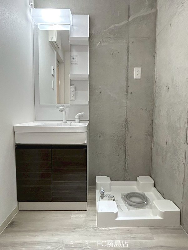 洗面設備　同建築会社施工事例※色、形状が異なる場合がございます。