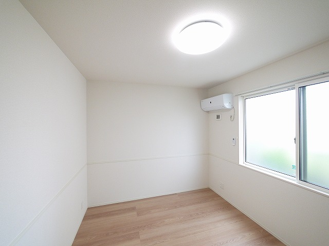 その他部屋・スペース　開放的な寝室です