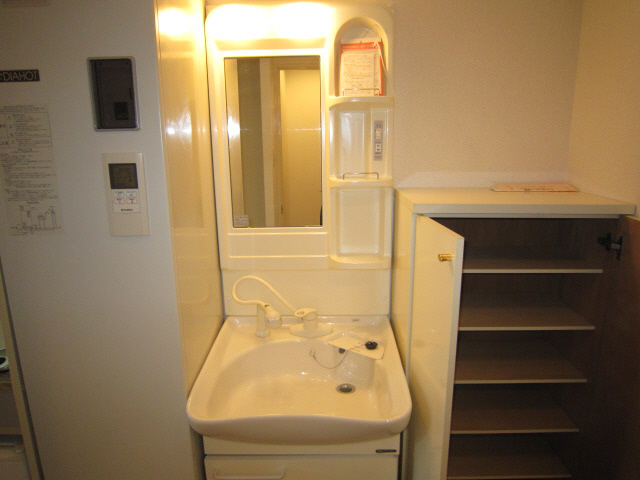 洗面設備　スペースが確保できる洗面所です