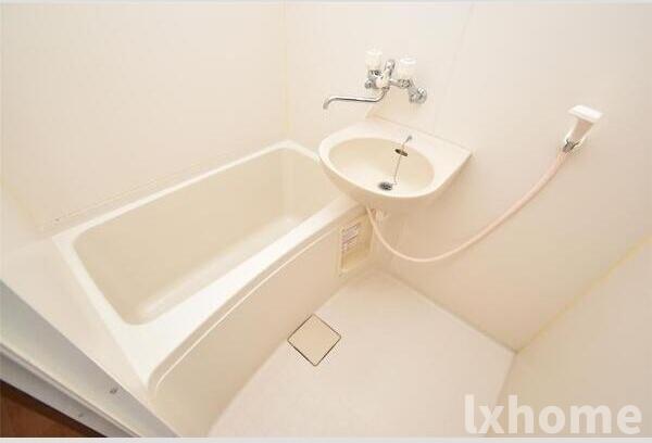 バス・シャワールーム　コンパクトで使いやすいお風呂です