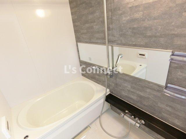 バス・シャワールーム　追焚き、浴室乾燥付きのお風呂。