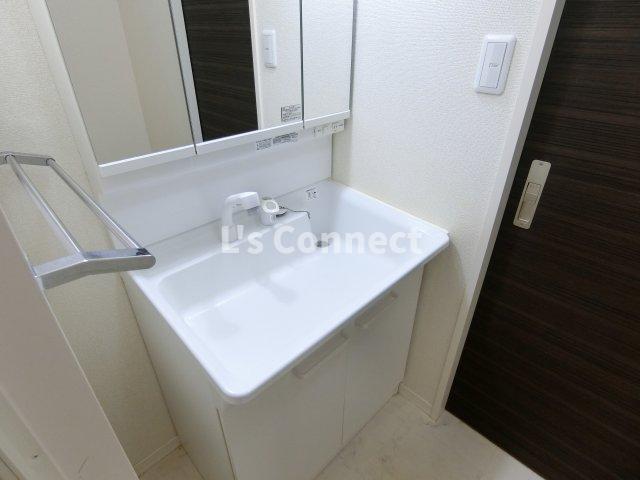 洗面設備　朝の支度もスムーズな独立洗面台。